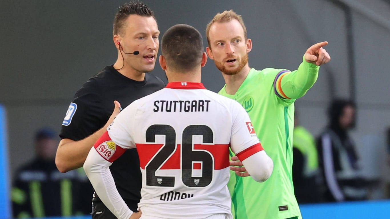 Sven Jablonski (l.) im Gespräch mit Deniz Undav (m.) und Maximilian Arnold: Der Schiedsrichter machte am Samstag keine gute Figur.