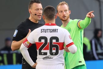 Sven Jablonski (l.) im Gespräch mit Deniz Undav (m.) und Maximilian Arnold: Der Schiedsrichter machte am Samstag keine gute Figur.