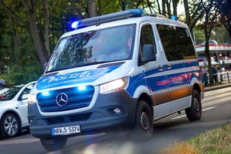 Ein Polizeiwagen (Symbolbild): Mindestens zwei Personen sollen in eine Klinik eingedrungen sein.