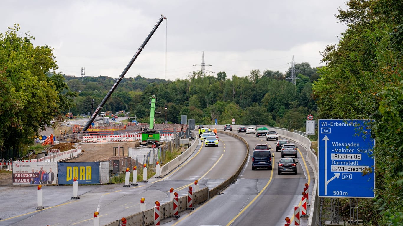 Vollsperrung der Salzbachtalbrücke Fahrtrichtung Rüdesheim. Bilder der Gesperrten Fahrbahn Fartrichtung Rüdesheim. Die Polizei und Straßenmeisterrei vor Ort. Nach bislang unbestätigten Informationen soll die Fahrbahn unterspült seil