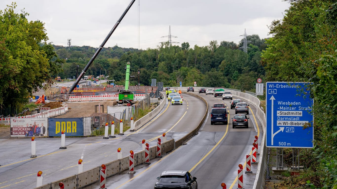 Vollsperrung der Salzbachtalbrücke Fahrtrichtung Rüdesheim. Bilder der Gesperrten Fahrbahn Fartrichtung Rüdesheim. Die Polizei und Straßenmeisterrei vor Ort. Nach bislang unbestätigten Informationen soll die Fahrbahn unterspült seil