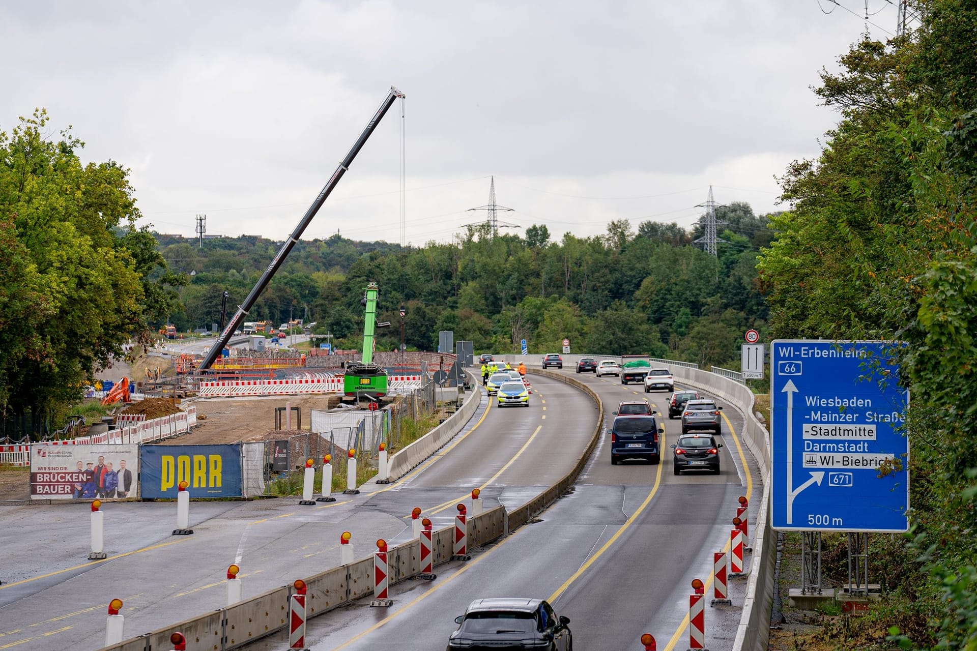 Vollsperrung der Salzbachtalbrücke Fahrtrichtung Rüdesheim. Bilder der Gesperrten Fahrbahn Fartrichtung Rüdesheim. Die Polizei und Straßenmeisterrei vor Ort. Nach bislang unbestätigten Informationen soll die Fahrbahn unterspült seil