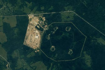 Ein Satellitenbild zeigt das Gelände im Norden Russlands, wo Experten einen Standort für neuartige Atomwaffen vermuten.