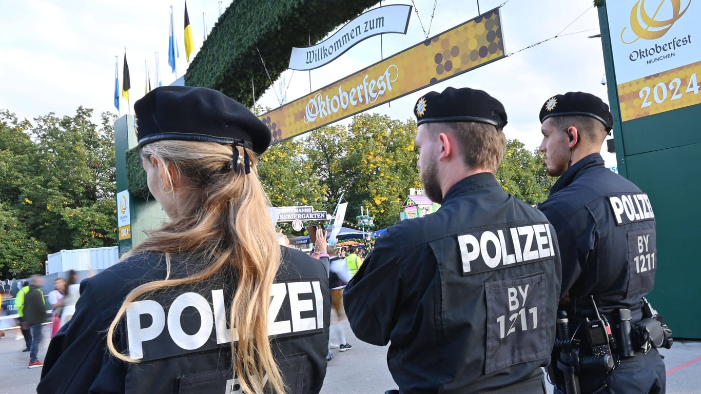 Polizeibeamte auf dem Oktoberfest 2024.