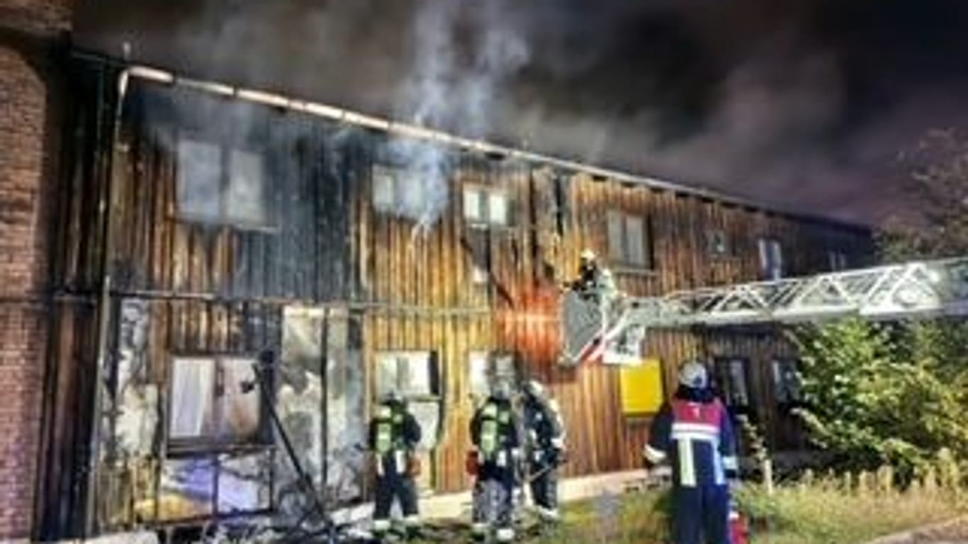 Auch eine Hausfassade brannte Freitagnacht im Nürnberger Westen.