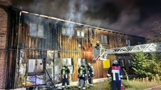 Auch eine Hausfassade brannte Freitagnacht im Nürnberger Westen.