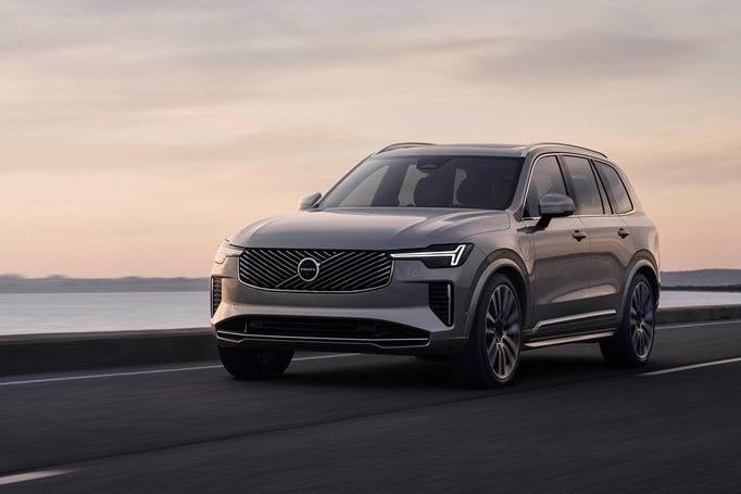 Aufgefrischt: Mit neuer Frontpartie und weiteren Neuerungen läuft der XC90 parallel zum elektrischen EX90.