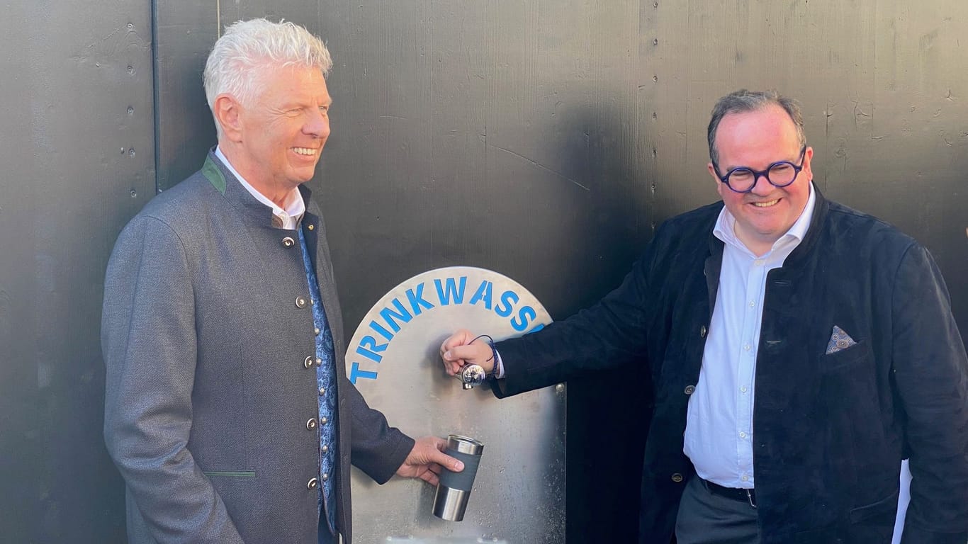 Oberbürgermeister Dieter Reiter und Wiesnchef Clemens Baumgärtner: Weil die Trinkwasserbrunnen im letzten Jahr gut ankamen, gibt es dieses Jahr deutlich mehr.