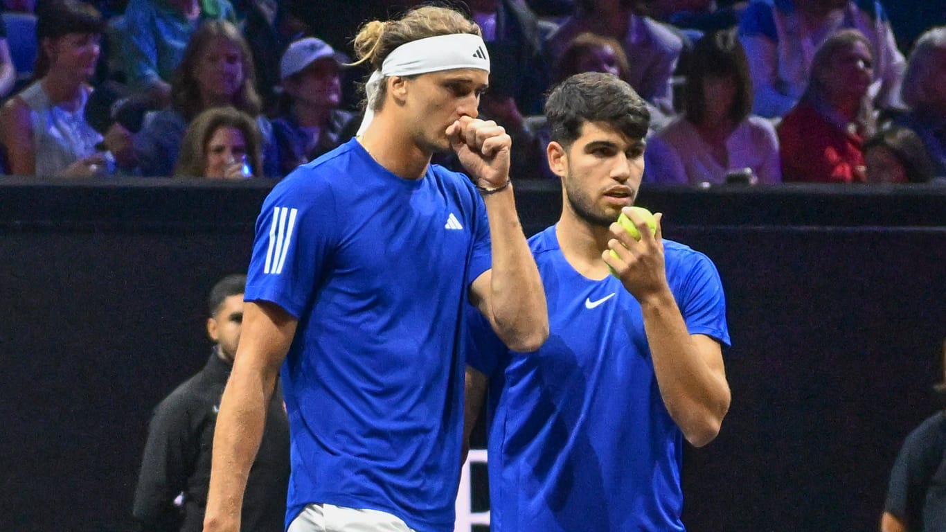 Gegen die Belastung: Carlos Alcaraz (r.), hier im Doppel mit Zverev beim Laver Cup in Berlin.