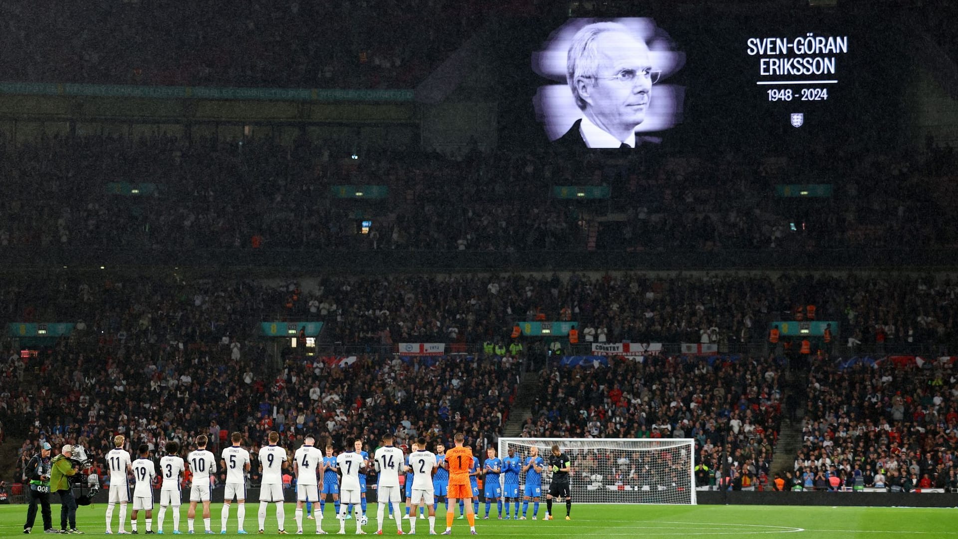 Kurz vor dem Anpfiff in Wembley: Die Mannschaften stehen am Mittelkreis und applaudieren.