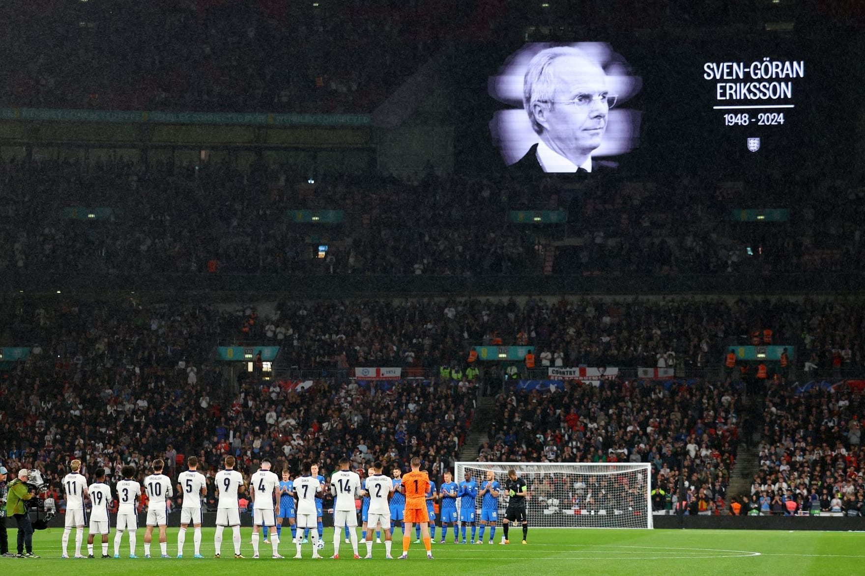 Kurz vor dem Anpfiff in Wembley: Die Mannschaften stehen am Mittelkreis und applaudieren.