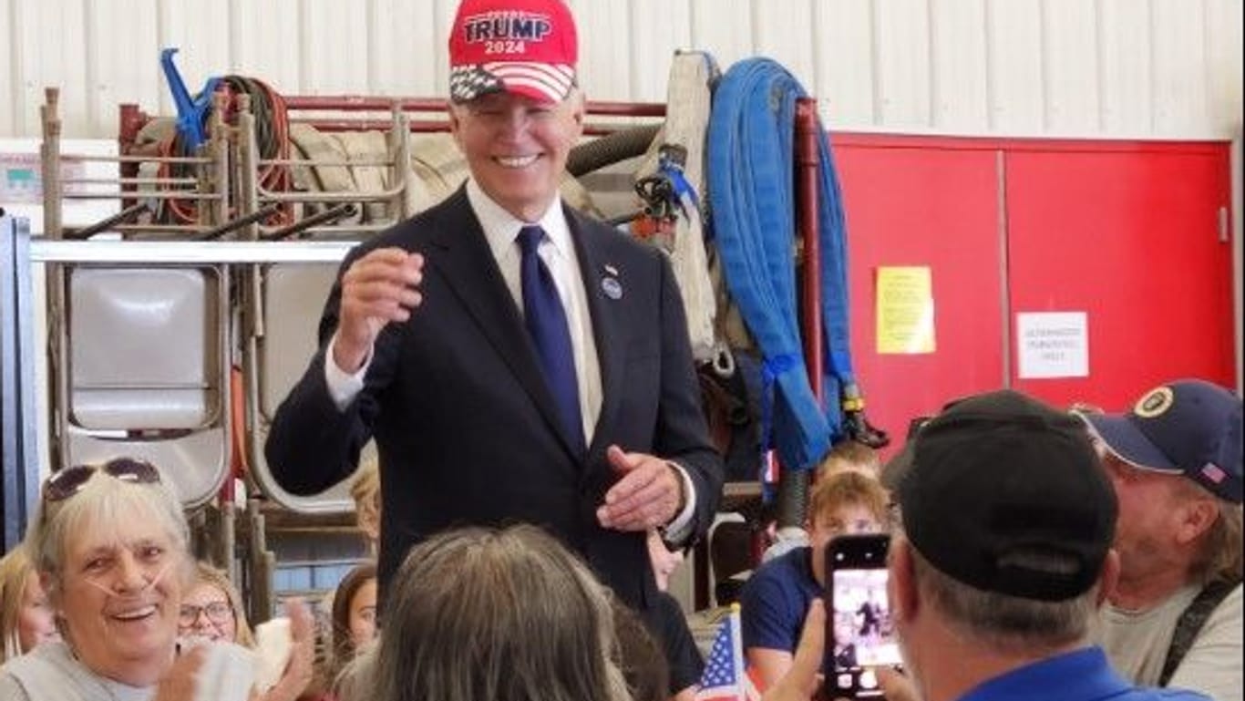 US-Präsident Joe Biden bei dem Besuch einer Feuerwache in Pennsylvania.