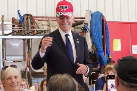 US-Präsident Joe Biden bei dem Besuch einer Feuerwache in Pennsylvania.