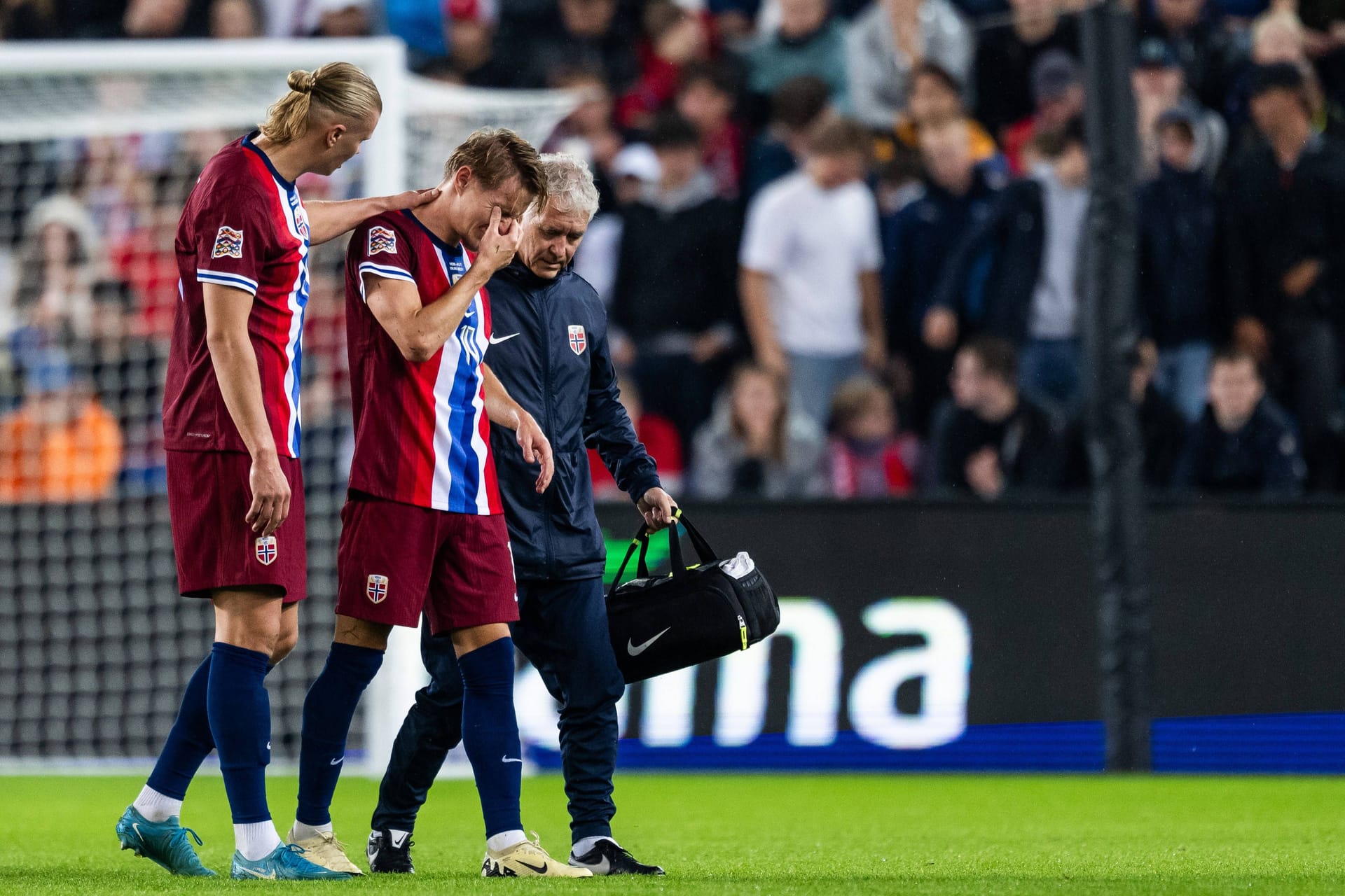 Der Norweger Martin Odegaard wird verletzt vom Platz gebracht.