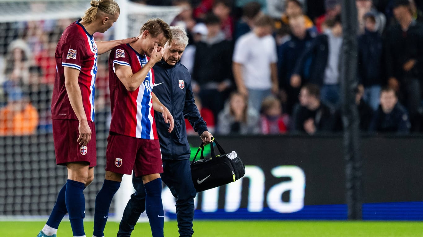 Der Norweger Martin Odegaard wird verletzt vom Platz gebracht.