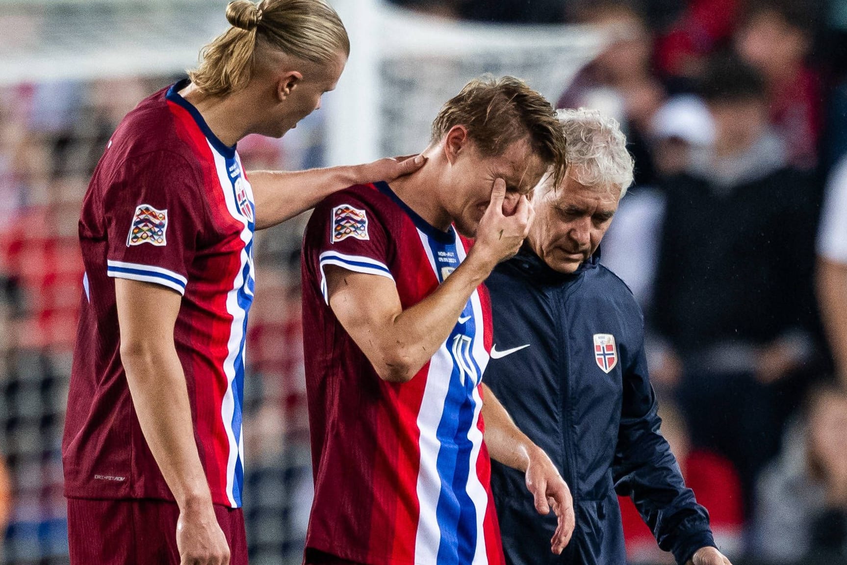 Der Norweger Martin Odegaard wird verletzt vom Platz gebracht.