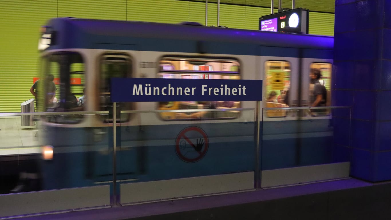 Eine U-Bahn fährt am Halt Münchner Freiheit ein (Archivbild): Dort ereignete sich der Vorfall.