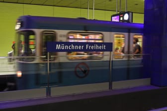 Eine U-Bahn fährt am Halt Münchner Freiheit ein (Archivbild): Dort ereignete sich der Vorfall.