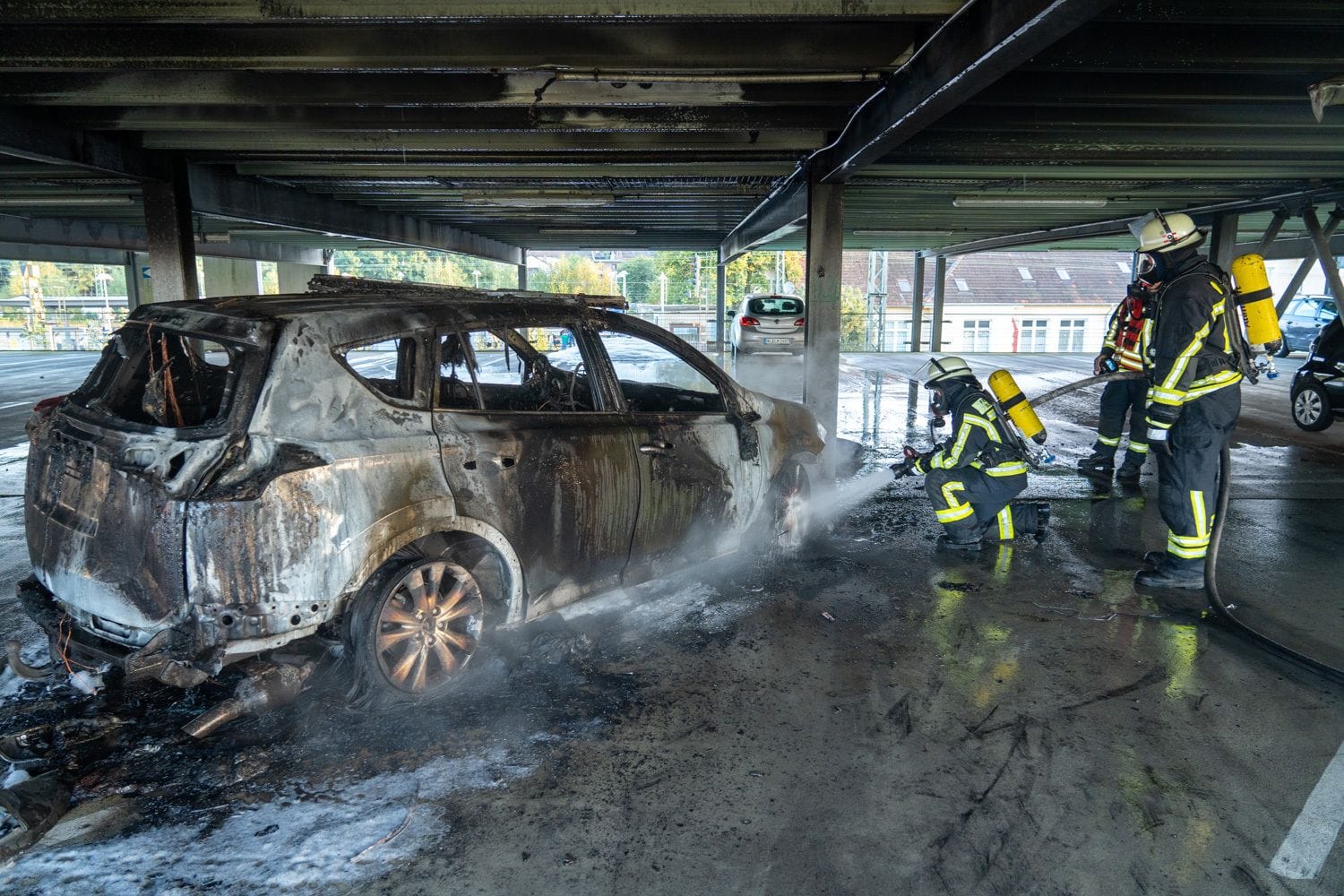 Polizei und Feuerwehr fanden die Leiche neben einem brennenden Fahrzeug in einem Parkhaus in Buchholz in der Nordheide.