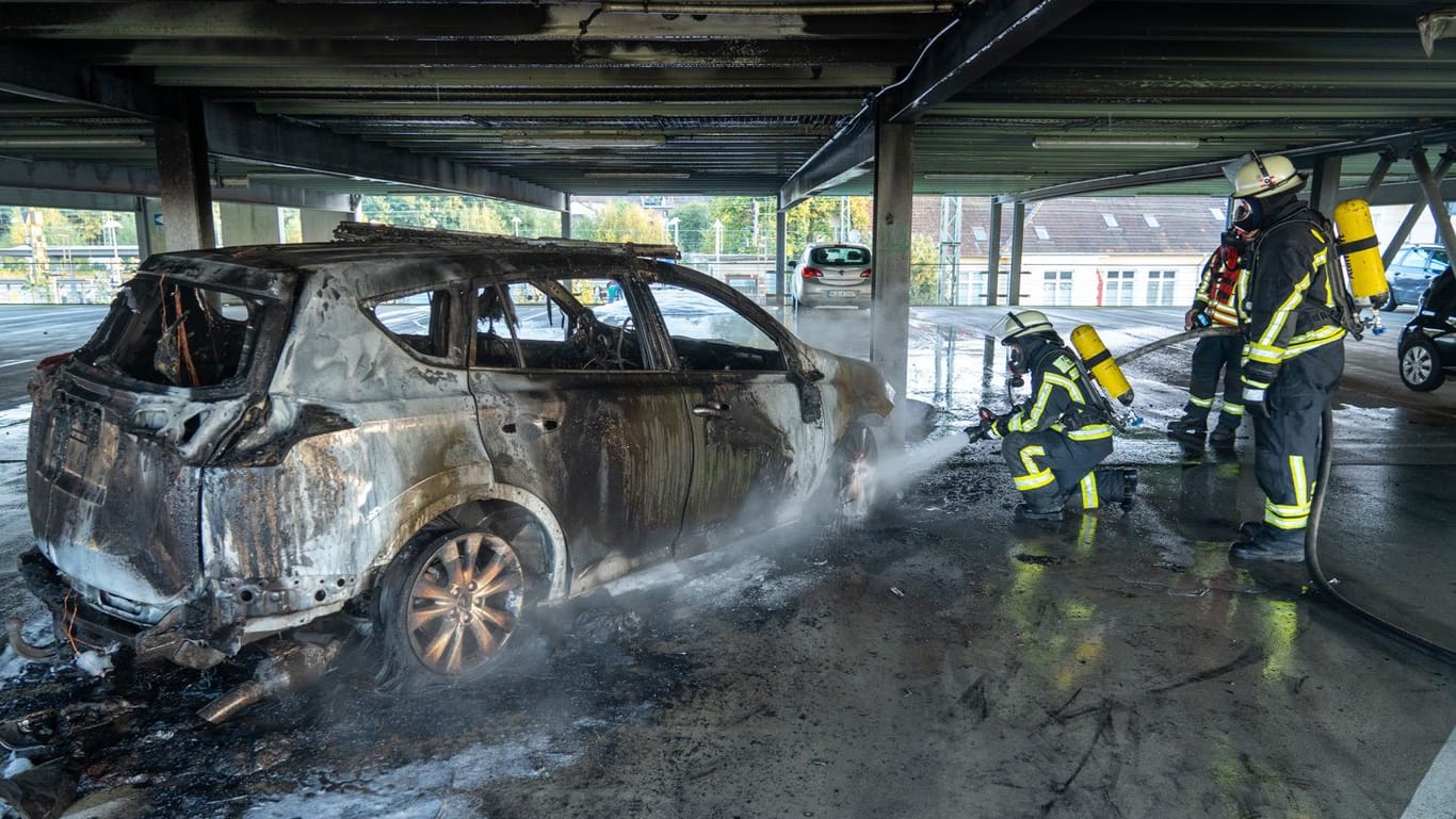 Polizei und Feuerwehr fanden die Leiche neben einem brennenden Fahrzeug in einem Parkhaus in Buchholz in der Nordheide.