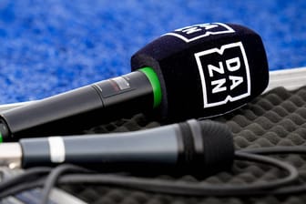 Ein Dazn-Mikrofon: Der Streamingdienst befindet sich im Streit mit der DFL.