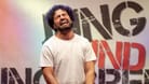 Nizar Akremi bei einem Auftritt in Bonn (Archivbild): Der Comedian hat gerade wenig zu lachen.