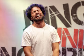 Nizar Akremi bei einem Auftritt in Bonn (Archivbild): Der Comedian hat gerade wenig zu lachen.