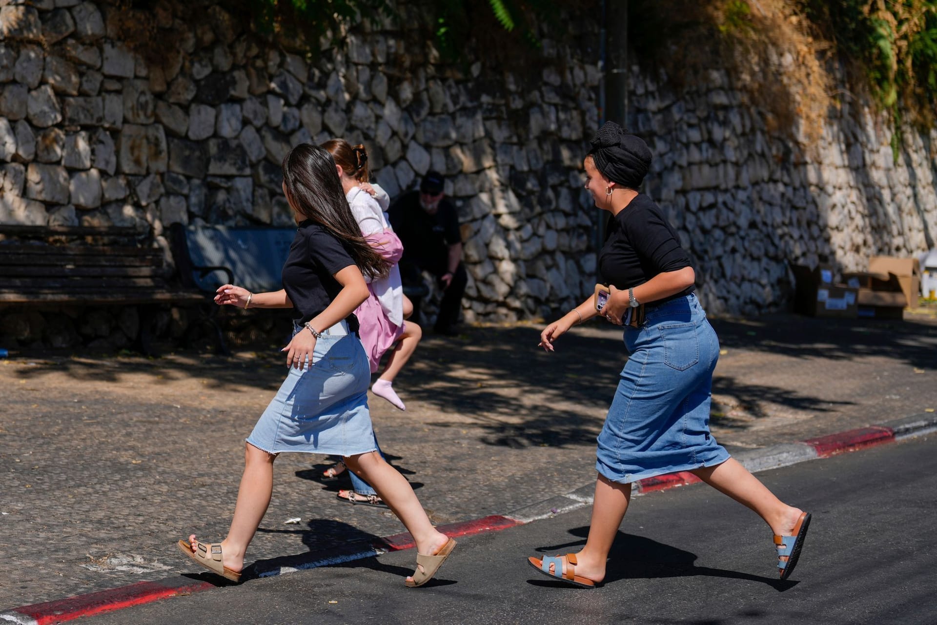 Israelis in Safed fliehen vor Hisbollah-Raketen.