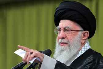 Ajatollah Ali Chamenei (Archivbild): Das geistliche Oberhaupt des Iran glaubt, dass die USA angesichts der Präsidentschaftswahl in den USA einen Sieg Israels brauchen.