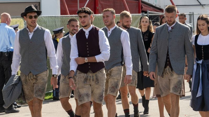 Die Spieler des FC Bayern München (von links) Leon Goretzka, Raphael Guerrero, Aleksandar Pavlovic, Daniel Peretz, Konrad Laimer und Eric Dier gehen auf dem Oktoberfest in Tracht zu Käfer's Wiesn-Schänke. (Archivfoto)