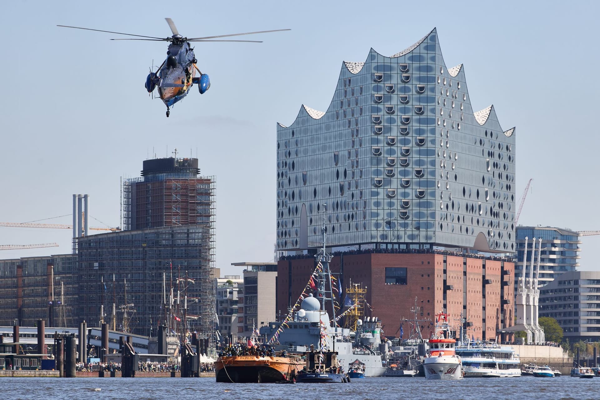 Der Hamburger Hafen verwandelt sich in einen Übungsplatz der Bundeswehr.