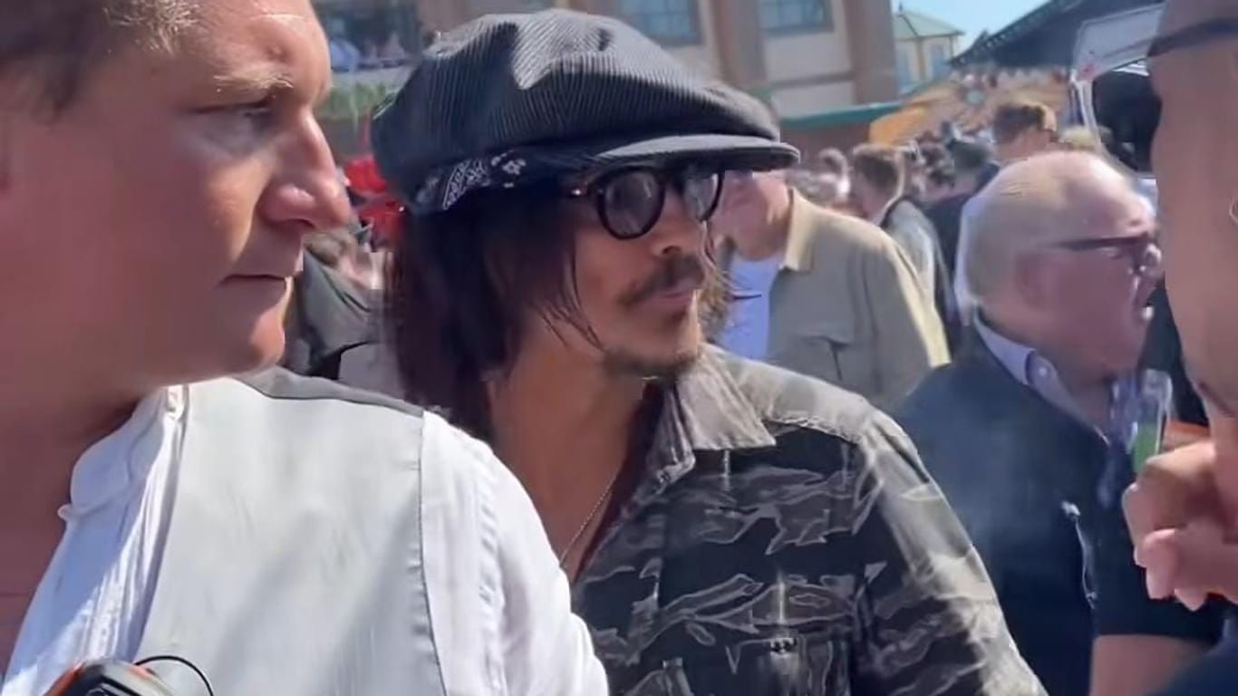 Ist er es, oder ist er es nicht? Der Mann in dem Video sieht Johnny Depp auf jeden Fall zum Verwechseln ähnlich.