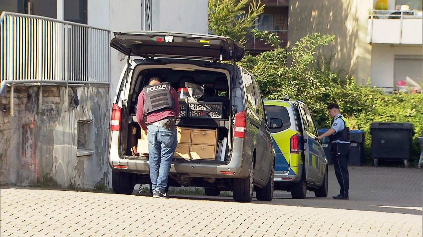 Ermittler vor einer Wohnung an der Hochstraße: Hier ist es zu einem gewalttätigen Streit gekommen.