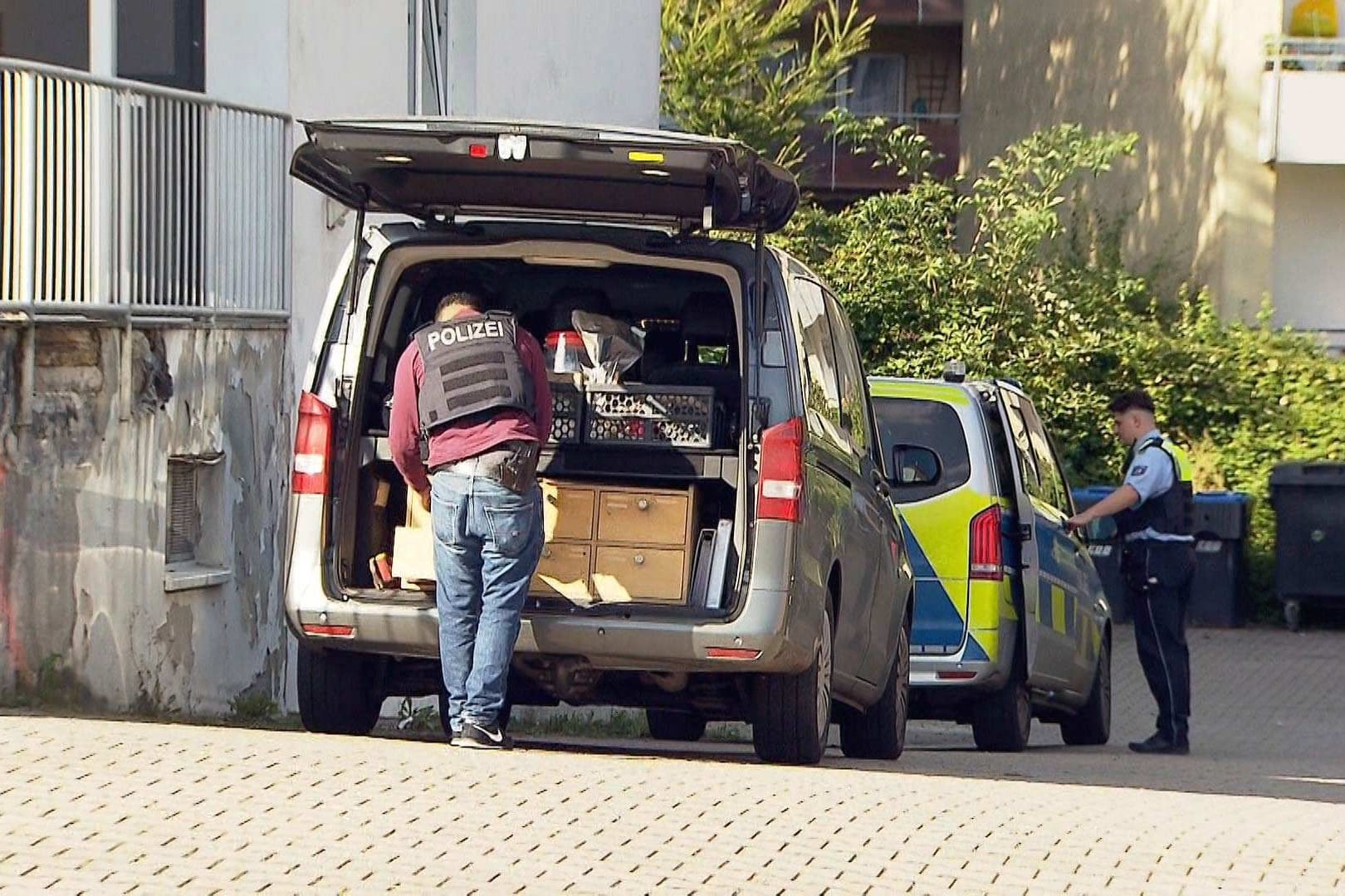 Ermittler vor einer Wohnung an der Hochstraße: Hier ist es zu einem gewalttätigen Streit gekommen.