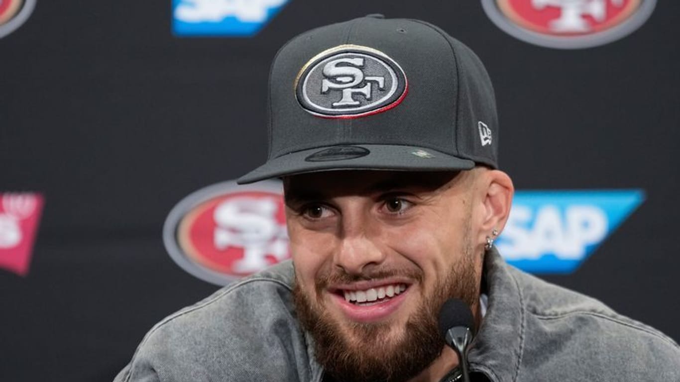 Der Football-Spieler Ricky Pearsall von den San Francisco 49ers spricht bei einer NFL-Football-Pressekonferenz (Archivbild).