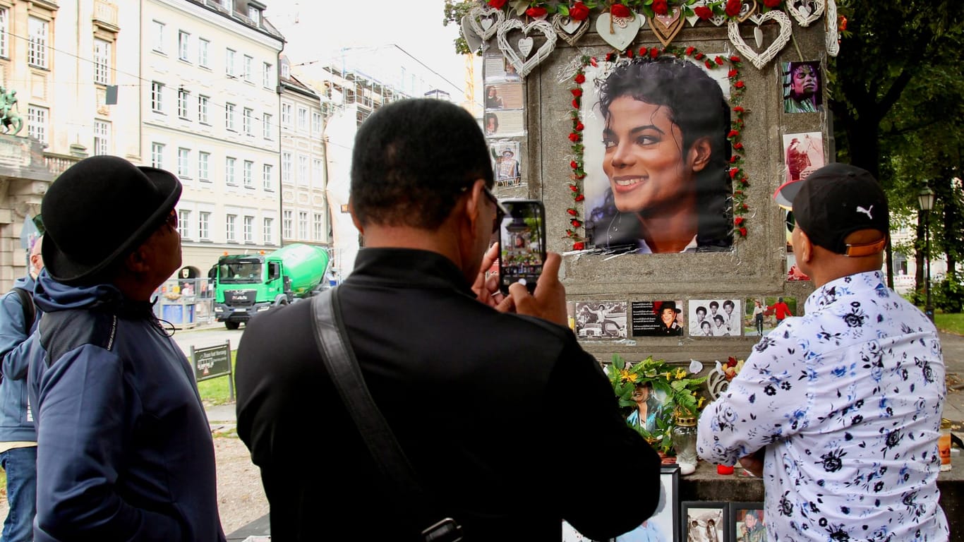 Noch ein Erinnerungsfoto für zu Hause: Die Jackson-Brüder geben am Dienstagabend ein Konzert in München, auch mit alten Liedern aus der Zeit mit Michael.