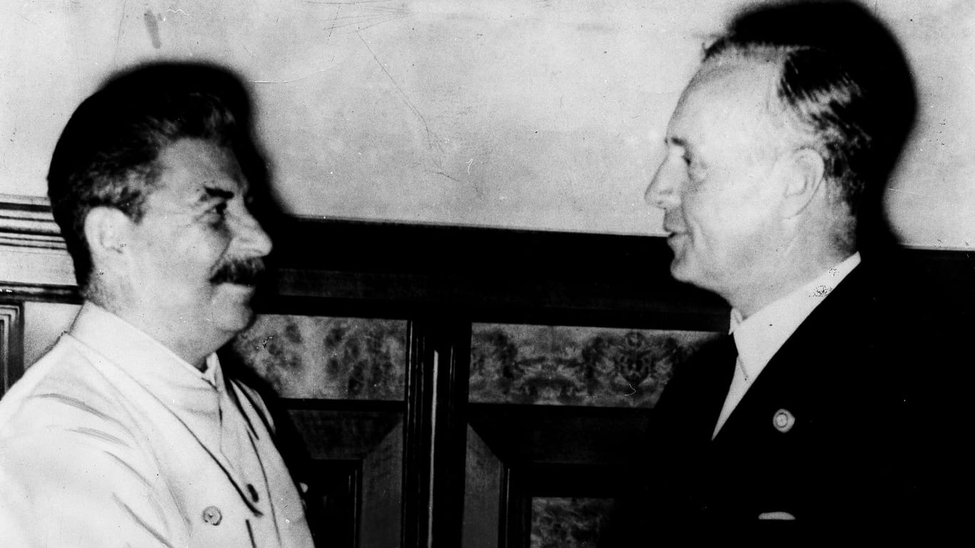 Moskauer Kreml im August 1939: Sowjetdiktator Josef Stalin und Reichsaußenminister Joachim von Ribbentrop nach der Unterzeichnung des Hitler-Stalin-Pakts.