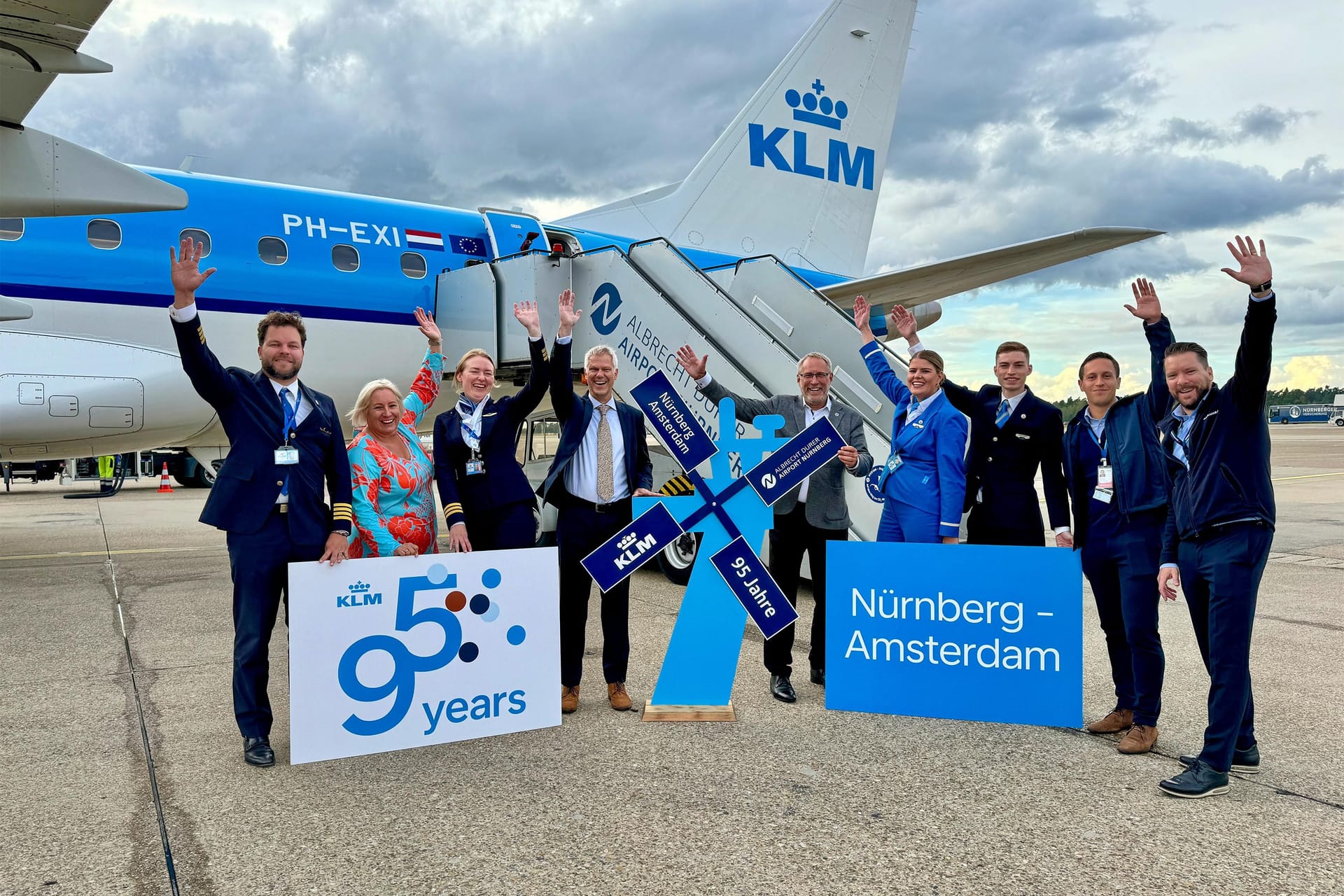 Carl Schelleman, Deutschland-Chef von Air France-KLM (links neben Windmühle) und Flughafengeschäftsführer Michael Hupe (rechts daneben) feiern das Jubiläum auf dem Vorfeld.