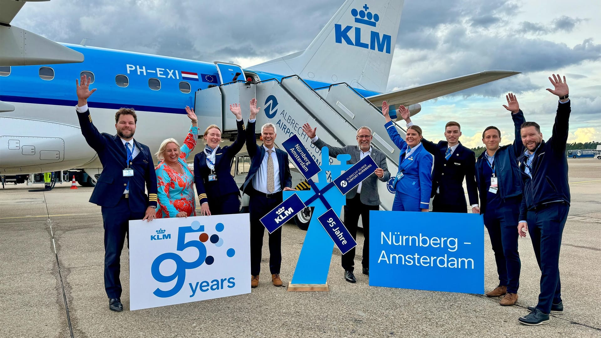 Carl Schelleman, Deutschland-Chef von Air France-KLM (links neben Windmühle) und Flughafengeschäftsführer Michael Hupe (rechts daneben) feiern das Jubiläum auf dem Vorfeld.