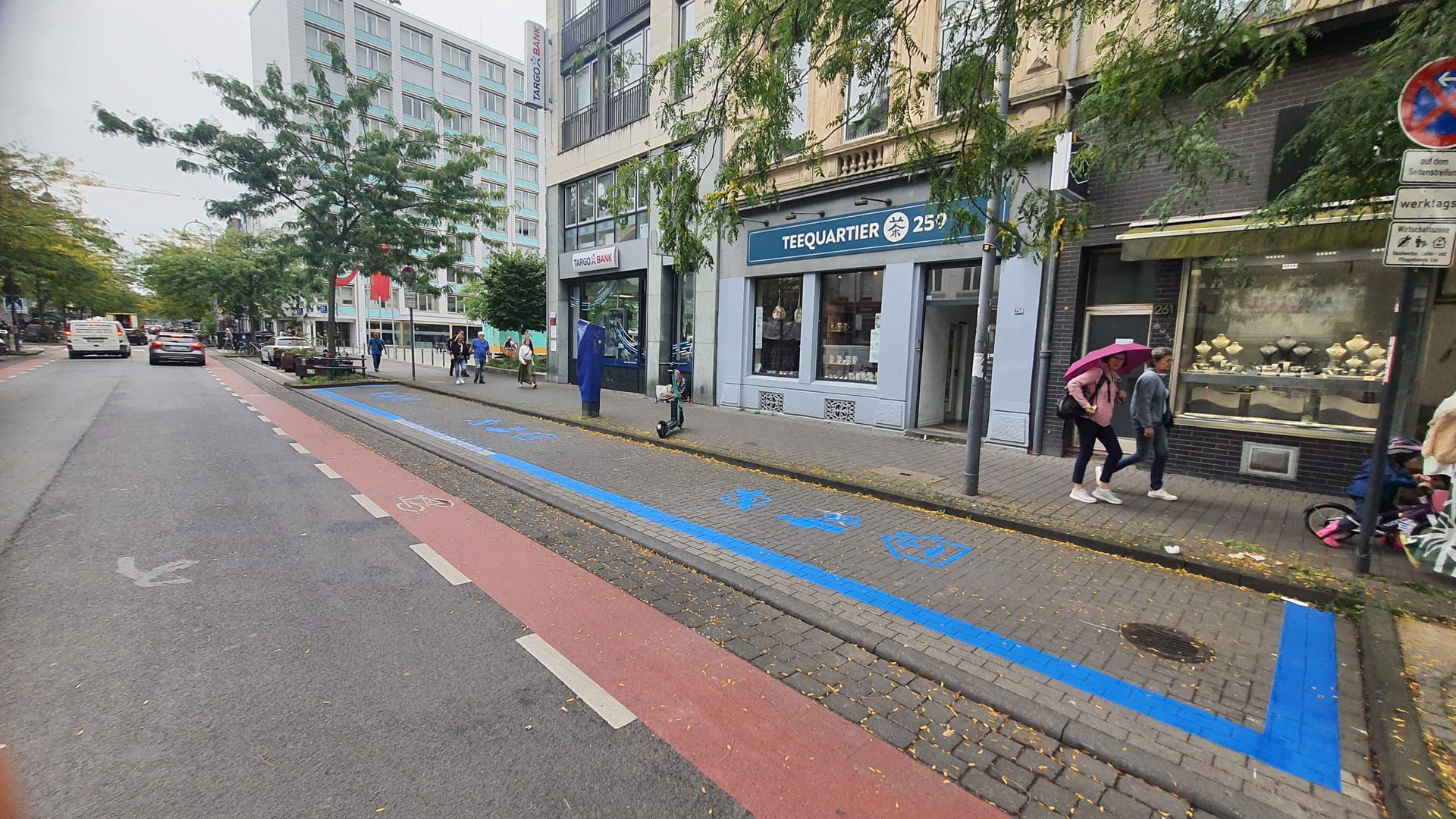 Die Venloer Straße: Die blauen Markierungen weisen auf die Wirtschaftszone hin.