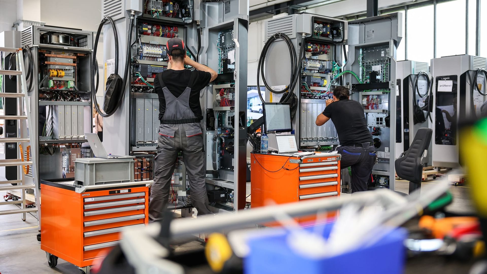 Produktion von E-Ladesäulen bei Siemens Produktion von E-Ladesäulen bei Siemens