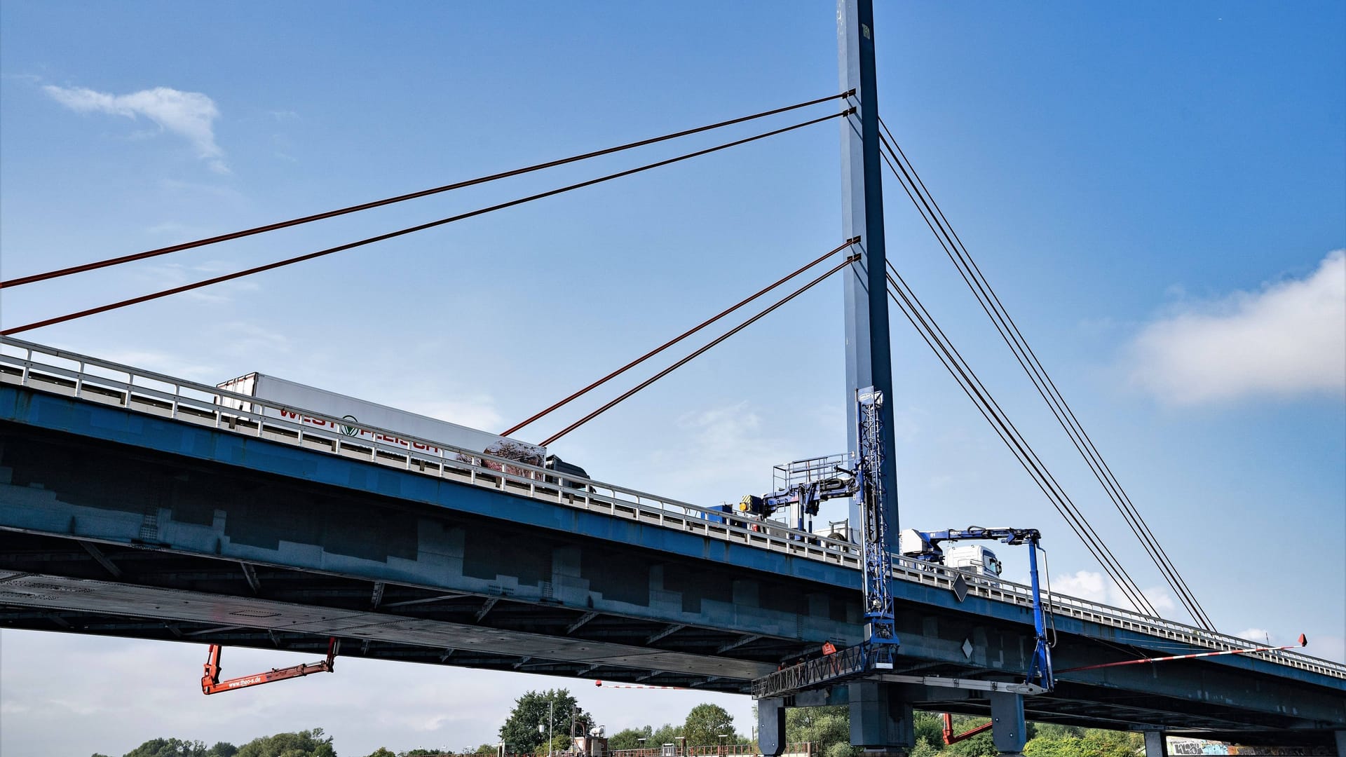 Die Norderelbbrücke (Archivbild) ist nach Angaben der Autobahn GmbH wieder für den Schwerlastverkehr freigegeben.