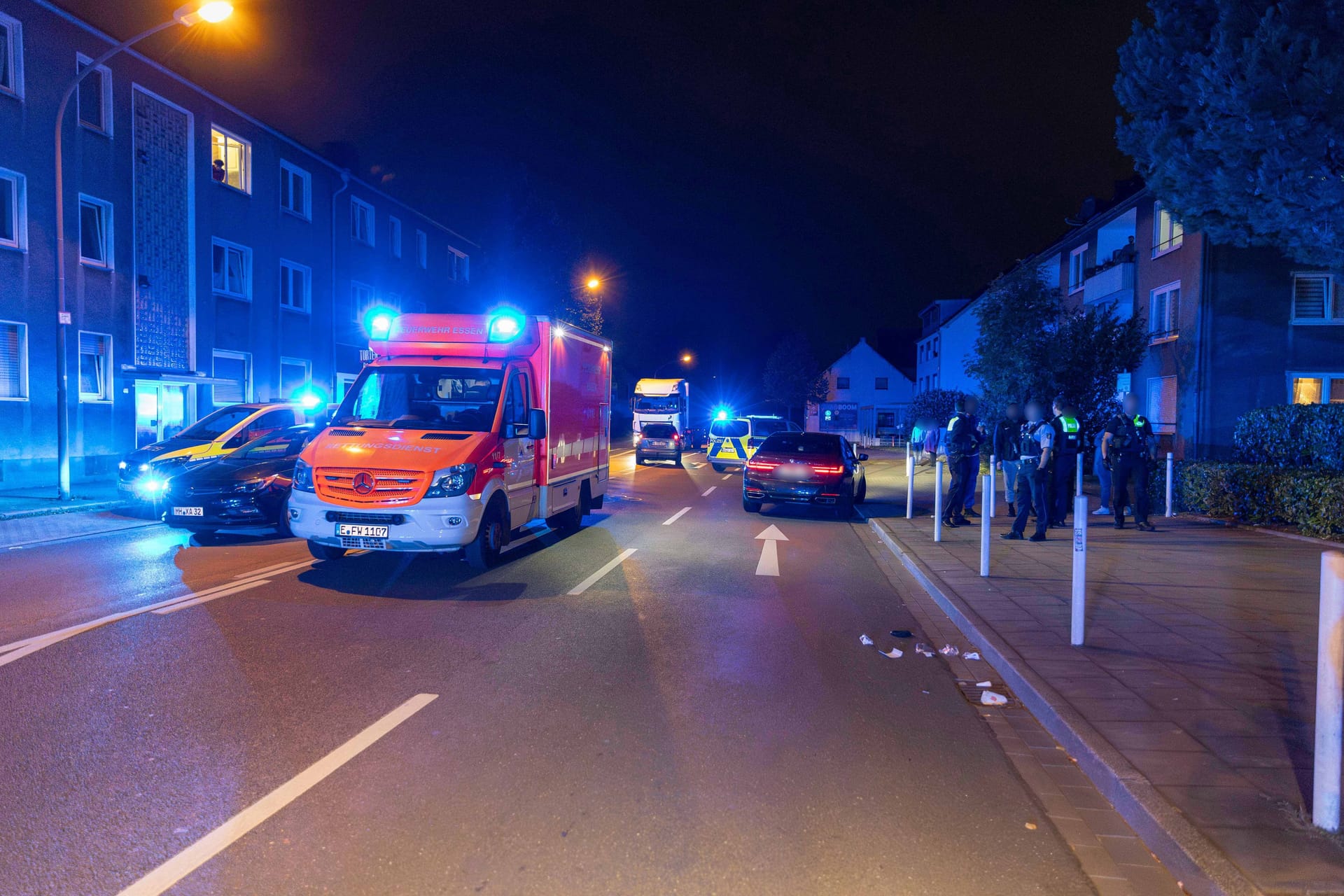 Auf der Vogelheimer Straße in der Essener Innenstadt ist ein Mann aus bisher ungeklärter Ursache am Dienstagabend angefahren worden.