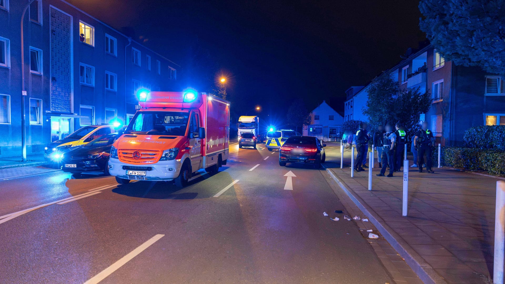 Auf der Vogelheimer Straße in der Essener Innenstadt ist ein Mann aus bisher ungeklärter Ursache am Dienstagabend angefahren worden.