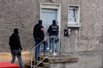 Vermummte Einsatzkräfte durchsuchten am Mittwoch ein Wohnhaus in Essen.