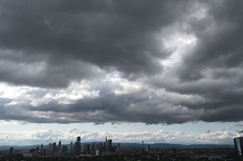 In den kommenden Tagen wird das Wetter bei Schauern, Wind und einzelnen Gewittern ungemütlich. (Symbolbild)