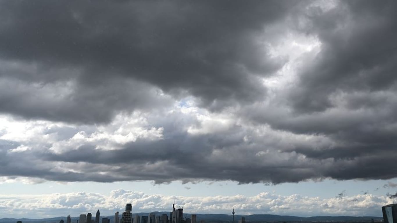 In den kommenden Tagen wird das Wetter bei Schauern, Wind und einzelnen Gewittern ungemütlich. (Symbolbild)