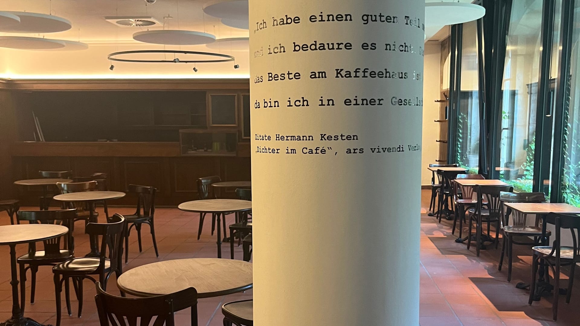 Blick in das renovierte und sanierte Zeitungscafé: An einigen Stellen im Café sind nun Zitate des Schriftstellers und Ehrenbürgers Hermann Kesten zu finden.