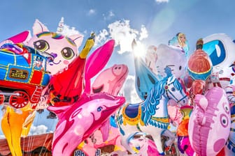 Bunte Luftballons auf der Wiesn (Symbolbild): Ein solcher Ballon soll das Chaos ausgelöst haben.