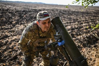 Ein russischer Soldat an einem Mörser: Die Armee des Kreml plagen einige Probleme.